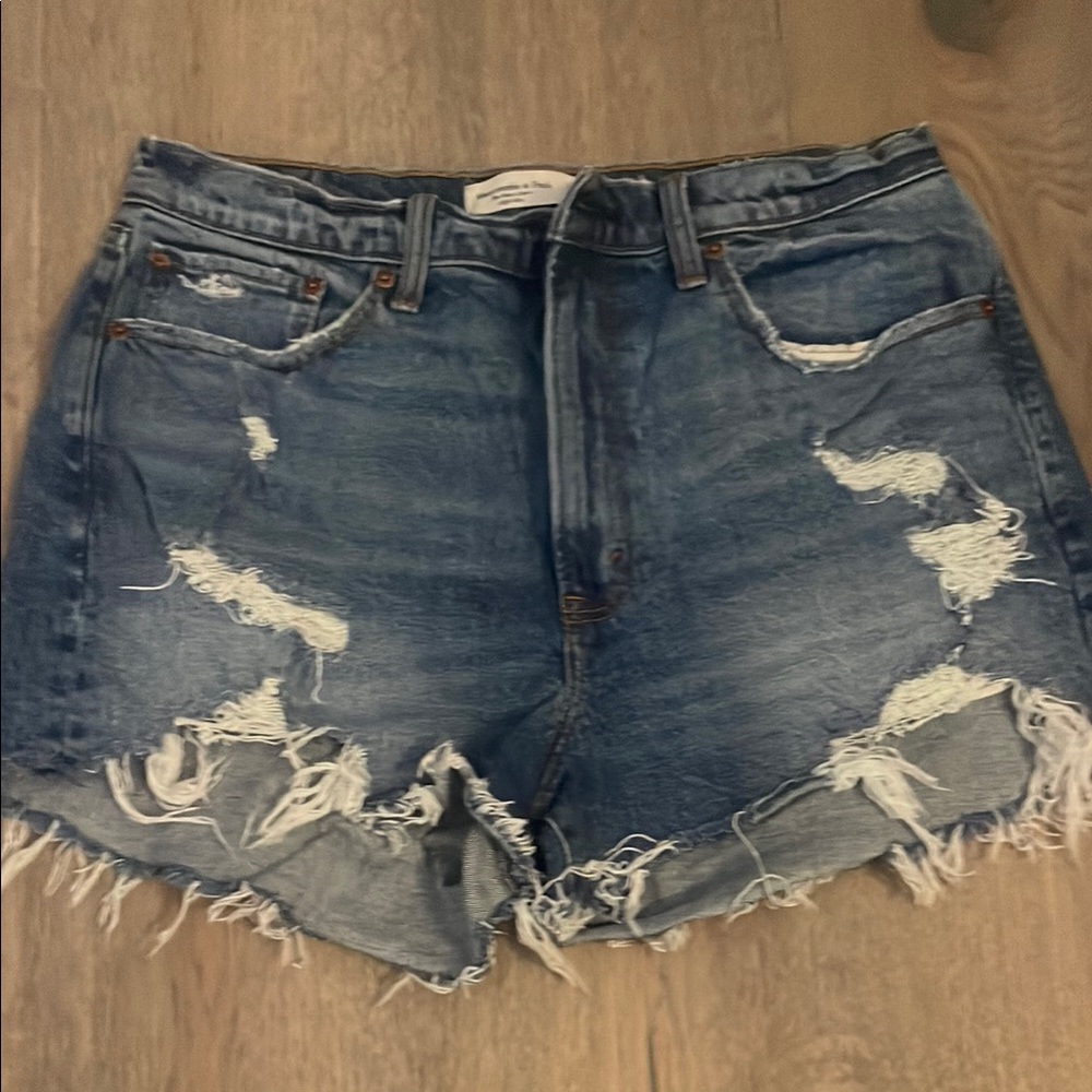 Abercrombie Curve Love high rise mom short 31
